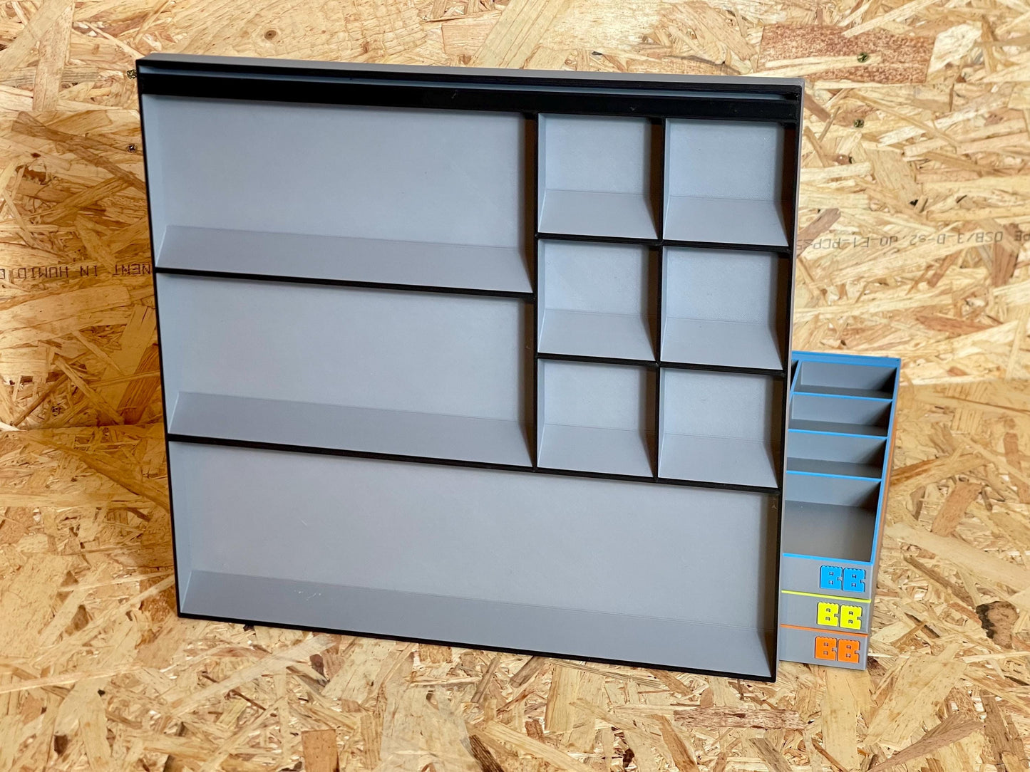 BRICK BUDDY™ TECH – Modular Building Tray | Eco-Friendly Organiser With Removable Guide Stand